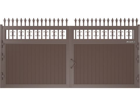 Вуличні розсувні ворота з піками та вензелями з вертикальним розташуванням сендвіч-панелей