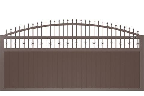 Вуличні відкатні ворота арочні з піками та вензелями з вертикальним розташуванням сендвіч-панелей